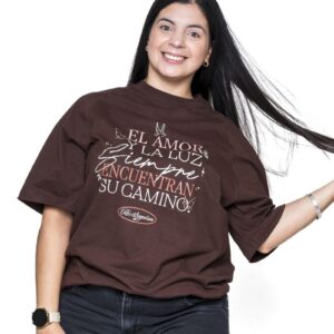 Irina con remera marron