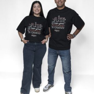 Irina y Ariel posando con remeras negras