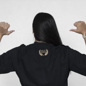 Irina mostrando logo de Pax argentum