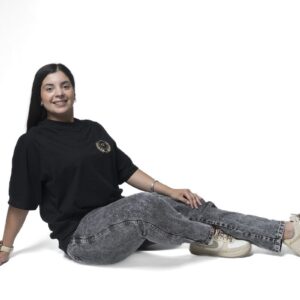 Irina sentada con remera negra