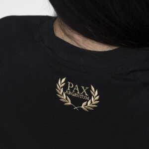 Logo en remera negra